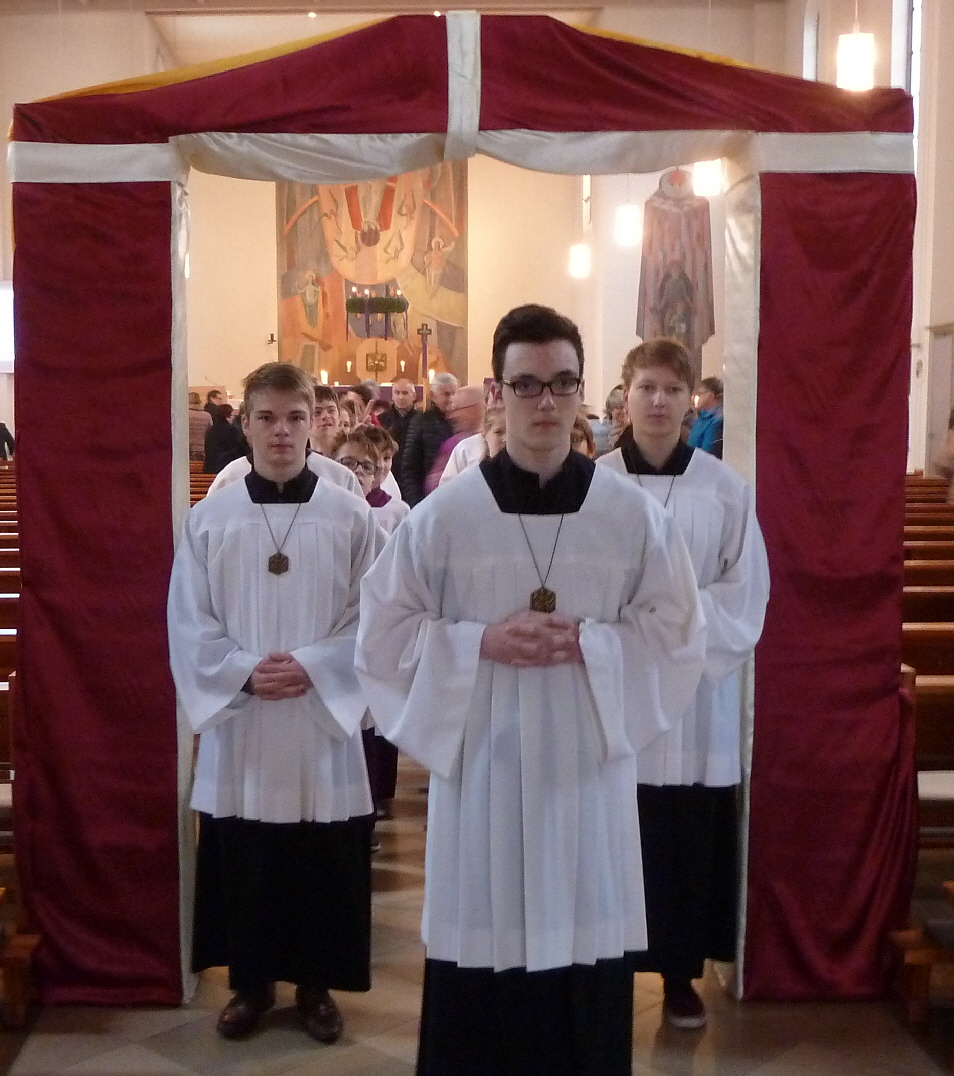 Liturgischer Auszug nach dem Gottesdienst zur Erffnung des Hl. Jahres am 13.12. in St. Josef